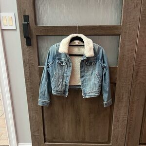 🌟🌟🌟CAT & JACK🌟🌟🌟
Light Blue Jean Jacket with Sherpa Collar and lining